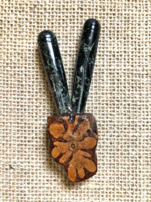 Serpentine Stone Kuripé with vine flower