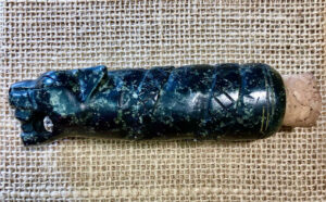 This beautiful hand carved container made from serpentine stone can hold up to 10gr of your favourite rapé