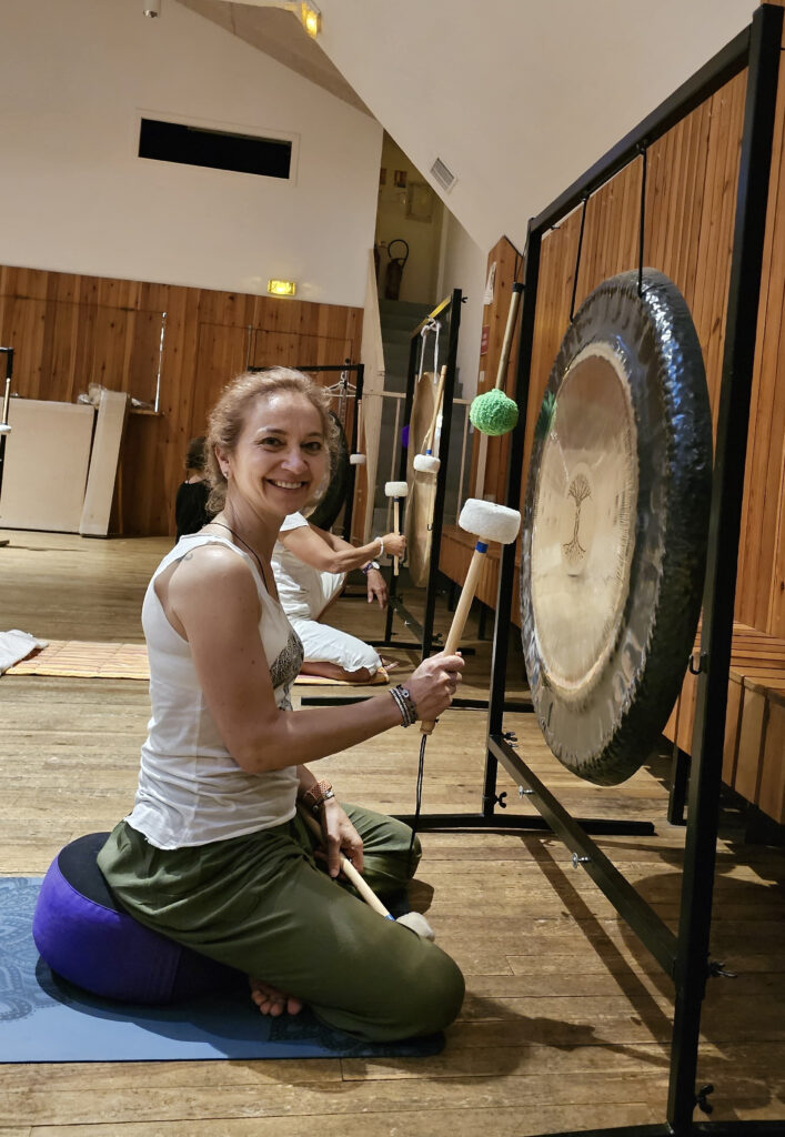 Gong Playing